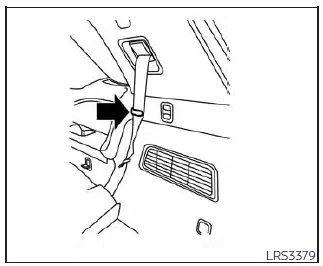 Nissan Pathfinder. Cinturón de seguridad tipo tres puntos con retractor