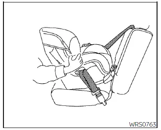 Nissan Pathfinder. Instalación de sistemas de sujeción para niños orientados hacia atrás mediante los cinturones de seguridad