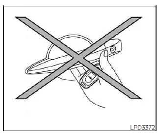 Nissan Pathfinder. Precaución con la activación/esactivación del seguro de las puertas