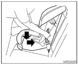 Nissan Pathfinder. Instalación de sistemas de sujeción para niños orientados hacia adelante tilizando los cinturones de seguridad